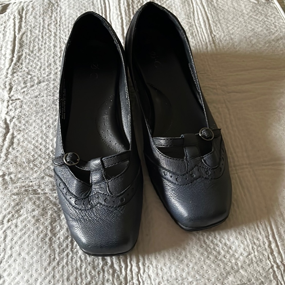 Navy blue small heel size 9.5 M/W